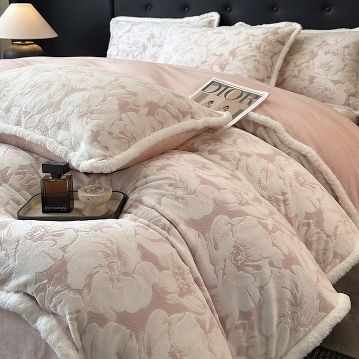 91家纺网 家纺一手货源 找家纺 金阳光家纺 2025新款A类雕花绒兔毛包边牛奶绒四件套 繁花倾心-粉色