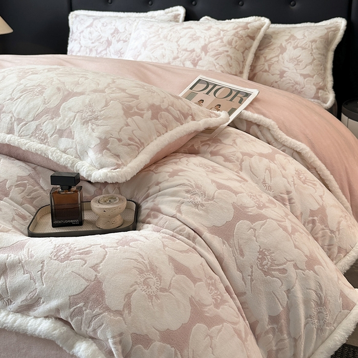 91家纺网 家纺一手货源 找家纺 金阳光家纺 2025新款A类雕花绒兔毛包边牛奶绒四件套 繁花倾心-粉色