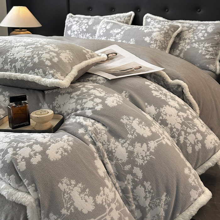 91家纺网 家纺一手货源 找家纺 金阳光家纺 2025新款A类雕花绒兔毛包边牛奶绒四件套 画意枝头-浅灰