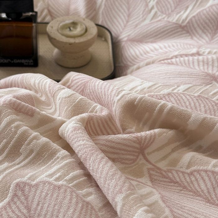 91家纺网 家纺一手货源 找家纺 金阳光家纺 2025新款A类雕花绒兔毛包边牛奶绒四件套 仲夏-粉色