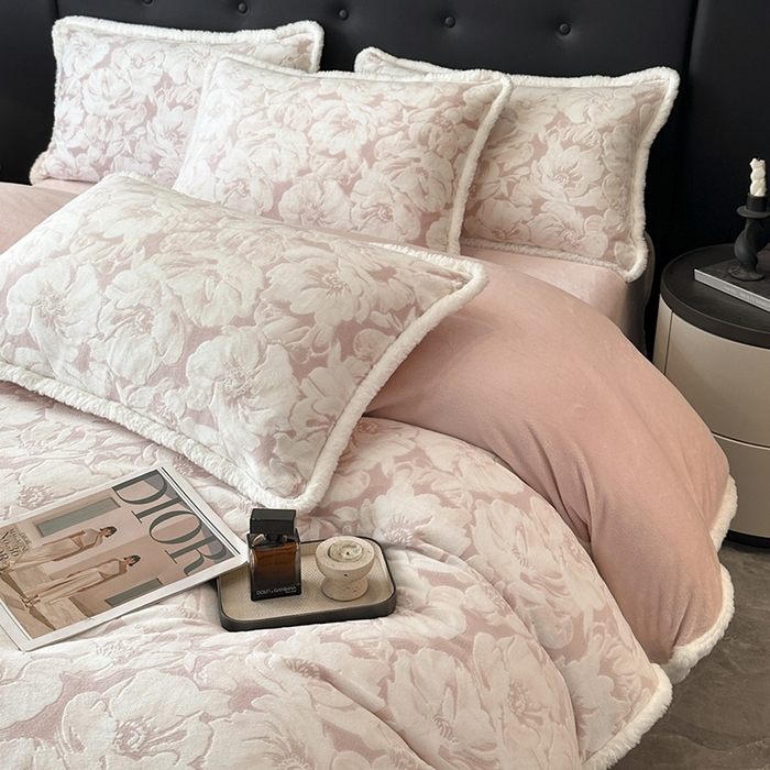 91家纺网 家纺一手货源 找家纺 金阳光家纺 2025新款A类雕花绒兔毛包边牛奶绒四件套 繁花倾心-粉色