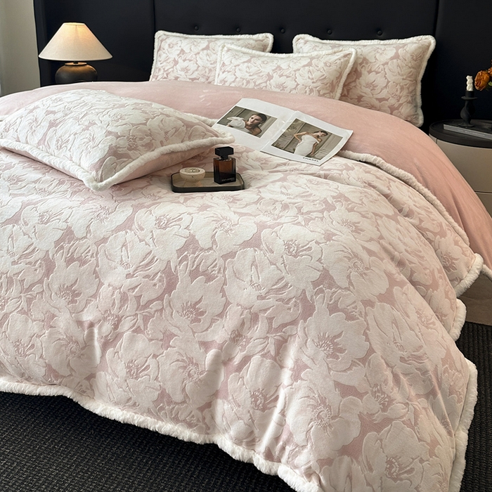 91家纺网 家纺一手货源 找家纺 金阳光家纺 2025新款A类雕花绒兔毛包边牛奶绒四件套 繁花倾心-粉色