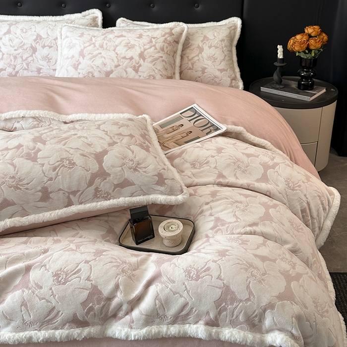 91家纺网 家纺一手货源 找家纺 金阳光家纺 2025新款A类雕花绒兔毛包边牛奶绒四件套 繁花倾心-粉色