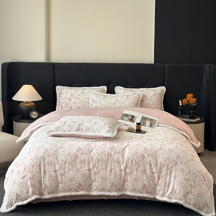 91家纺网 家纺一手货源 找家纺 金阳光家纺 2025新款A类雕花绒兔毛包边牛奶绒四件套 繁花倾心-粉色