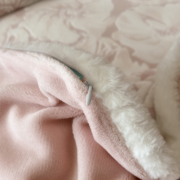 91家纺网 家纺一手货源 找家纺 金阳光家纺 2025新款A类雕花绒兔毛包边牛奶绒四件套 繁花倾心-粉色