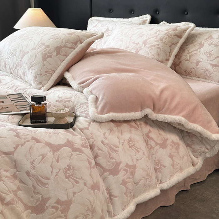 91家纺网 家纺一手货源 找家纺 金阳光家纺 2025新款A类雕花绒兔毛包边牛奶绒四件套 繁花倾心-粉色