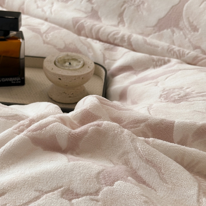91家纺网 家纺一手货源 找家纺 金阳光家纺 2025新款A类雕花绒兔毛包边牛奶绒四件套 繁花倾心-粉色