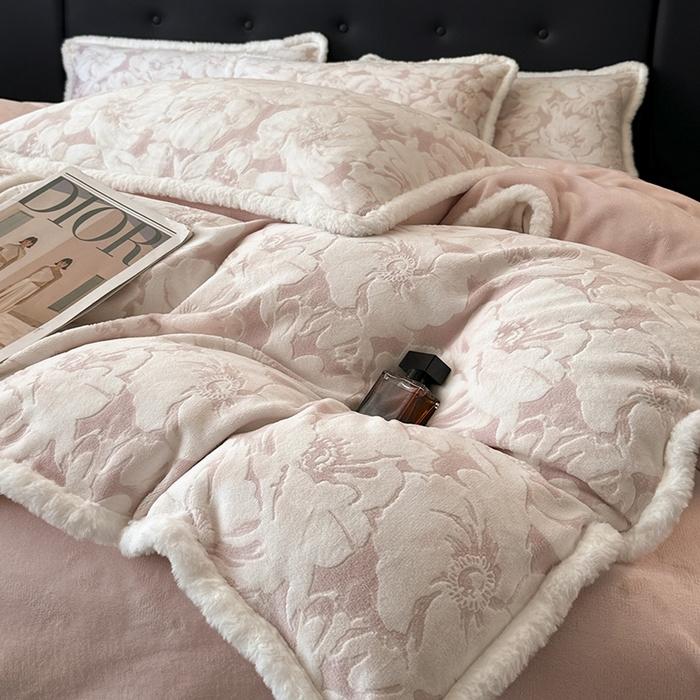 91家纺网 家纺一手货源 找家纺 金阳光家纺 2025新款A类雕花绒兔毛包边牛奶绒四件套 繁花倾心-粉色
