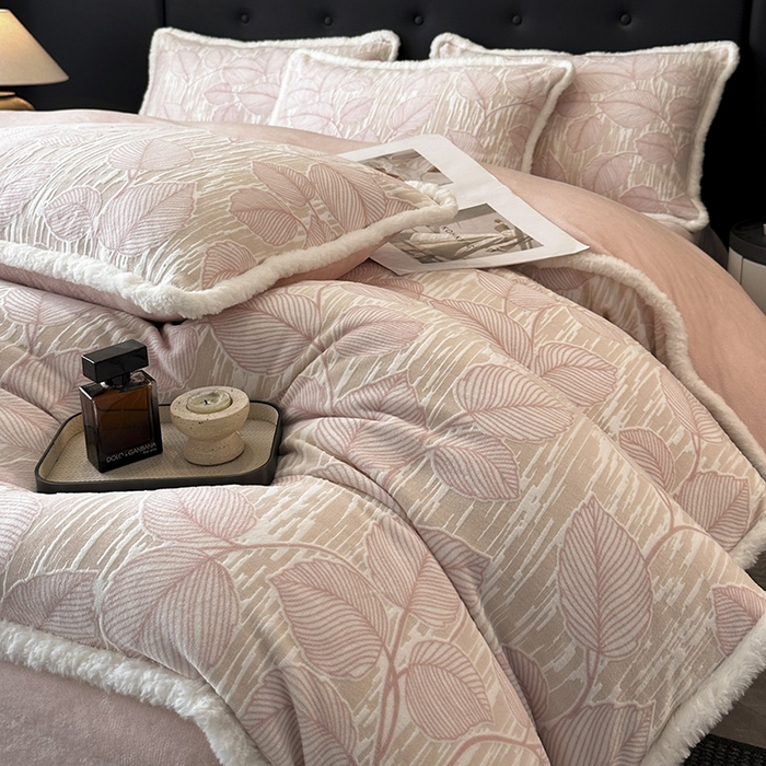 91家纺网 家纺一手货源 找家纺 金阳光家纺 2025新款A类雕花绒兔毛包边牛奶绒四件套 仲夏-粉色