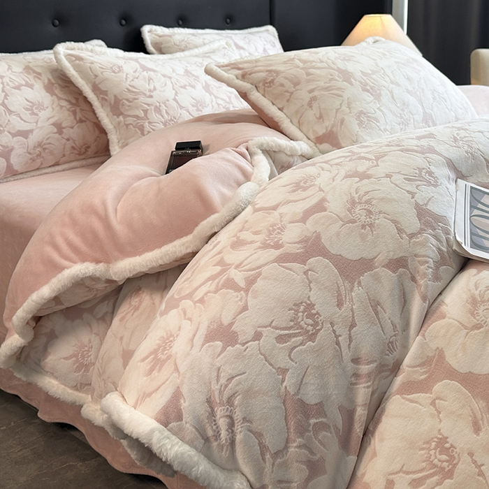 91家纺网 家纺一手货源 找家纺 金阳光家纺 2025新款A类雕花绒兔毛包边牛奶绒四件套 繁花倾心-粉色