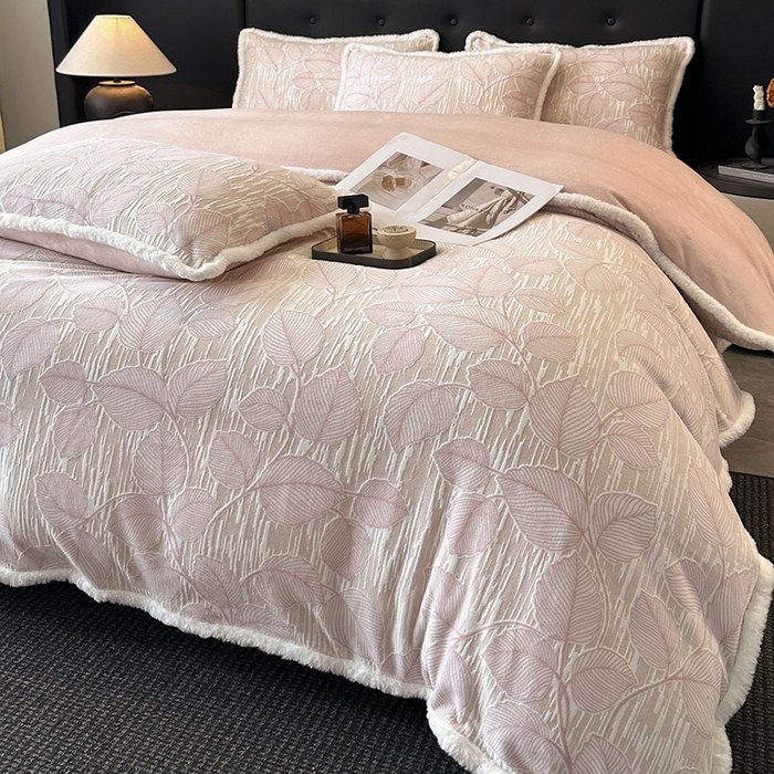 91家纺网 家纺一手货源 找家纺 金阳光家纺 2025新款A类雕花绒兔毛包边牛奶绒四件套 仲夏-粉色