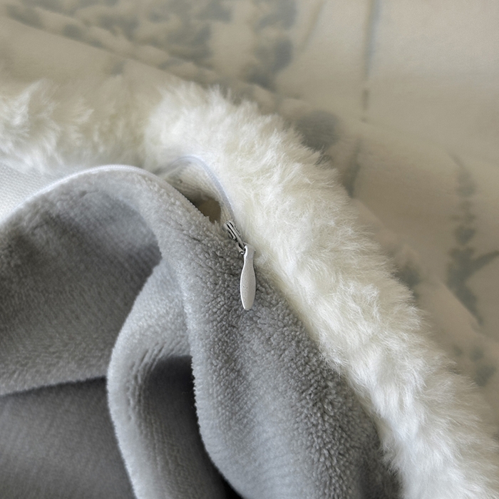 91家纺网 家纺一手货源 找家纺 金阳光家纺 2025新款A类雕花绒兔毛包边牛奶绒四件套 樱花草-蓝灰