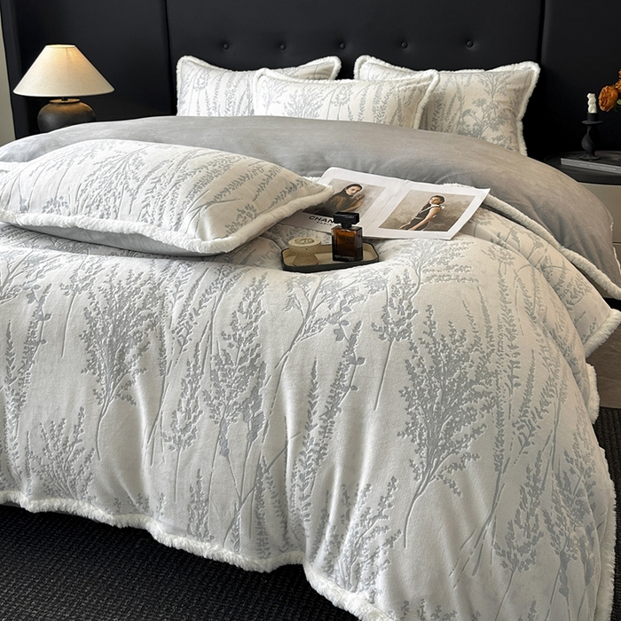 91家纺网 家纺一手货源 找家纺 金阳光家纺 2025新款A类雕花绒兔毛包边牛奶绒四件套 樱花草-蓝灰