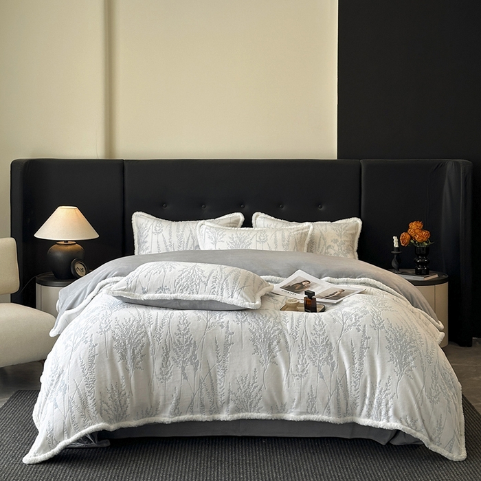 91家纺网 家纺一手货源 找家纺 金阳光家纺 2025新款A类雕花绒兔毛包边牛奶绒四件套 樱花草-蓝灰