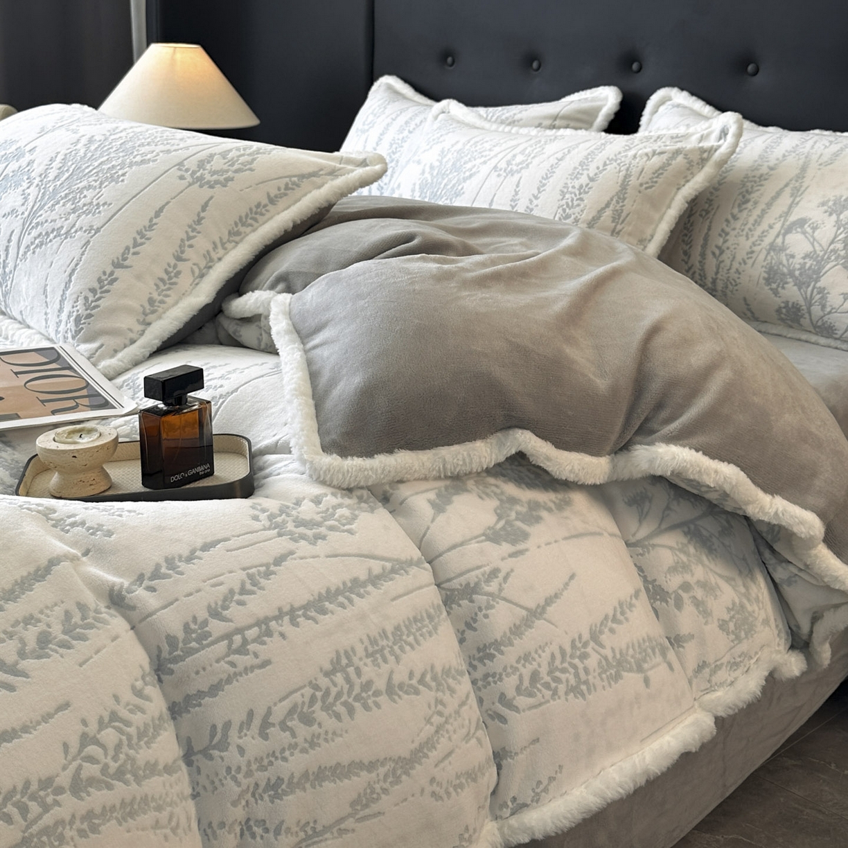 91家纺网 家纺一手货源 找家纺 金阳光家纺 2025新款A类雕花绒兔毛包边牛奶绒四件套 樱花草-蓝灰