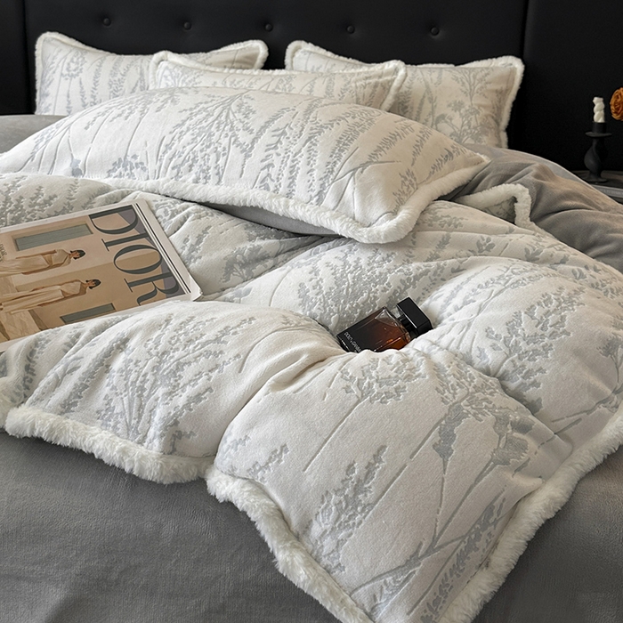 91家纺网 家纺一手货源 找家纺 金阳光家纺 2025新款A类雕花绒兔毛包边牛奶绒四件套 樱花草-蓝灰