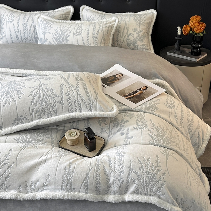 91家纺网 家纺一手货源 找家纺 金阳光家纺 2025新款A类雕花绒兔毛包边牛奶绒四件套 樱花草-蓝灰