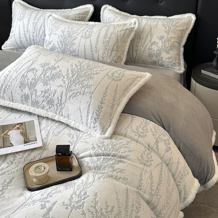 91家纺网 家纺一手货源 找家纺 金阳光家纺 2025新款A类雕花绒兔毛包边牛奶绒四件套 樱花草-蓝灰