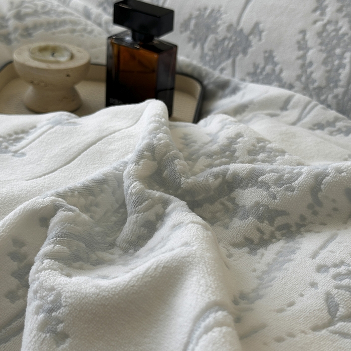 91家纺网 家纺一手货源 找家纺 金阳光家纺 2025新款A类雕花绒兔毛包边牛奶绒四件套 樱花草-蓝灰