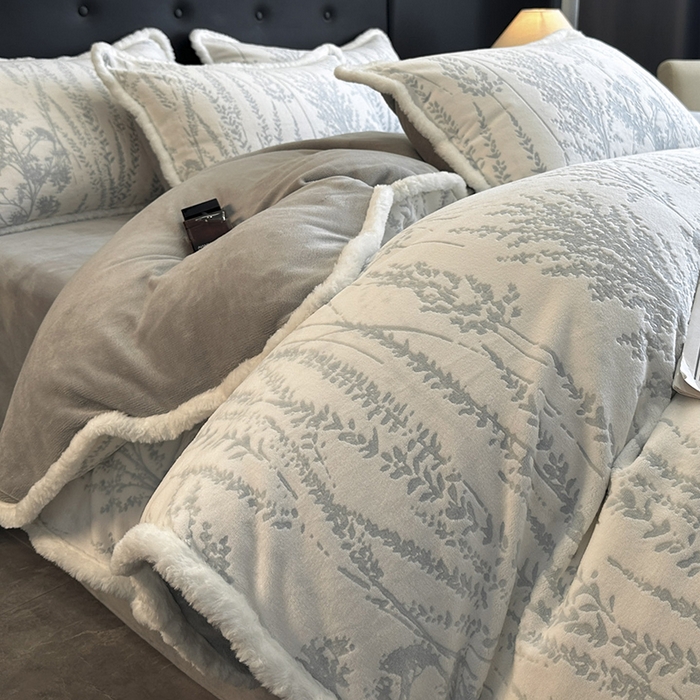 91家纺网 家纺一手货源 找家纺 金阳光家纺 2025新款A类雕花绒兔毛包边牛奶绒四件套 樱花草-蓝灰