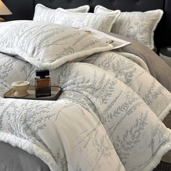 91家纺网 家纺一手货源 找家纺 金阳光家纺 2025新款A类雕花绒兔毛包边牛奶绒四件套 樱花草-蓝灰