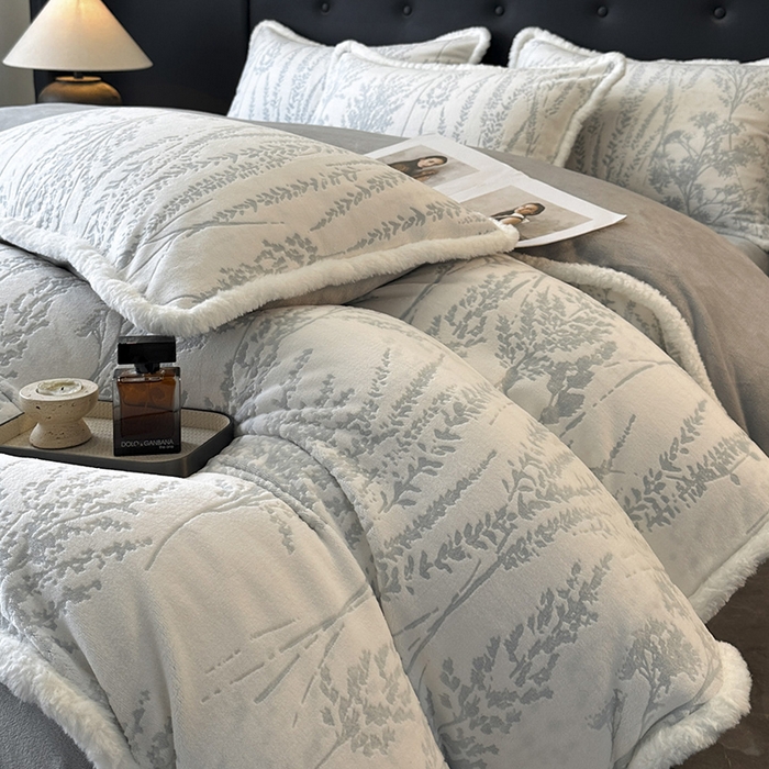 91家纺网 家纺一手货源 找家纺 金阳光家纺 2025新款A类雕花绒兔毛包边牛奶绒四件套 樱花草-蓝灰