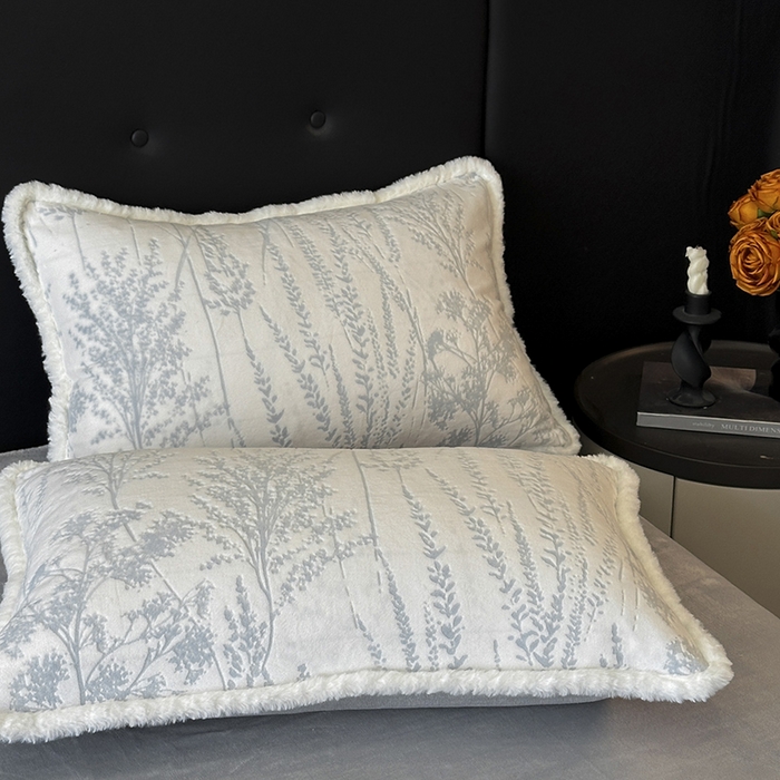 91家纺网 家纺一手货源 找家纺 金阳光家纺 2025新款A类雕花绒兔毛包边牛奶绒四件套 樱花草-蓝灰