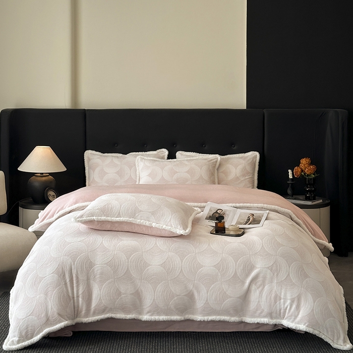 91家纺网 家纺一手货源 找家纺 金阳光家纺 2025新款A类雕花绒兔毛包边牛奶绒四件套 交响乐-粉色