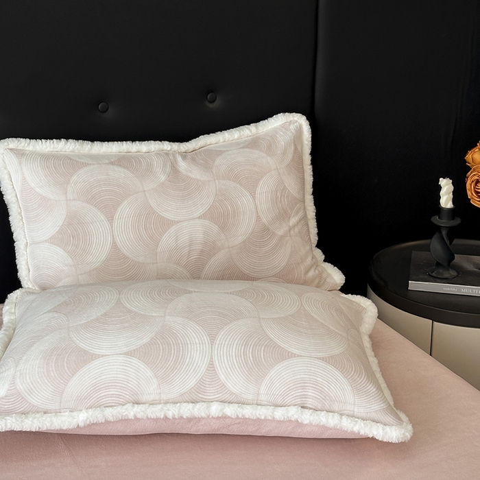 91家纺网 家纺一手货源 找家纺 金阳光家纺 2025新款A类雕花绒兔毛包边牛奶绒四件套 交响乐-粉色