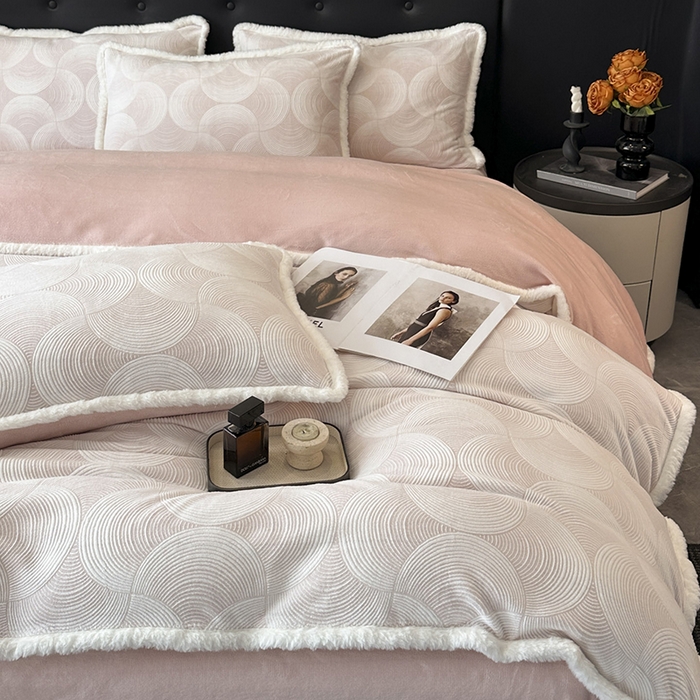 91家纺网 家纺一手货源 找家纺 金阳光家纺 2025新款A类雕花绒兔毛包边牛奶绒四件套 交响乐-粉色