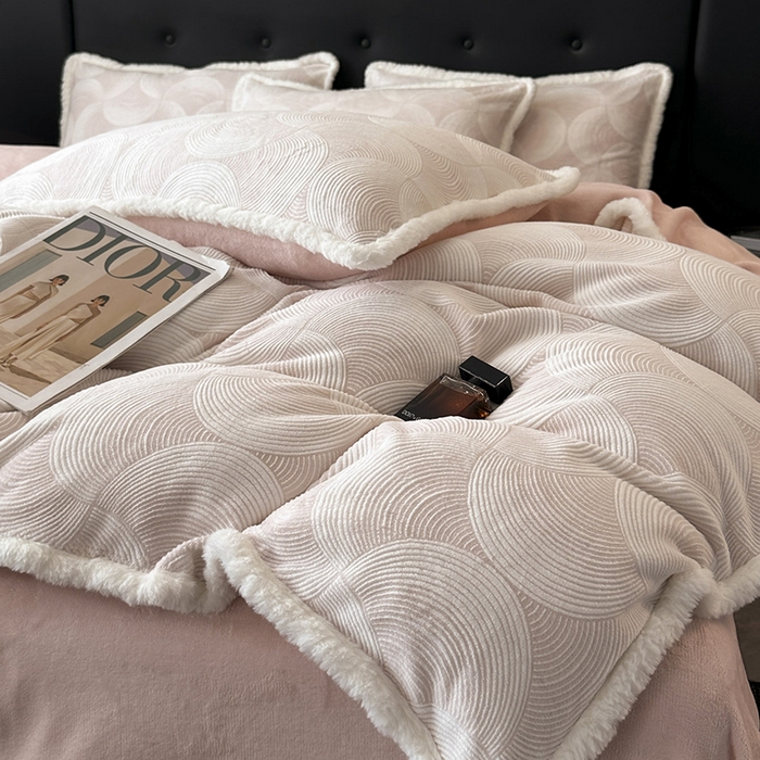 91家纺网 家纺一手货源 找家纺 金阳光家纺 2025新款A类雕花绒兔毛包边牛奶绒四件套 交响乐-粉色