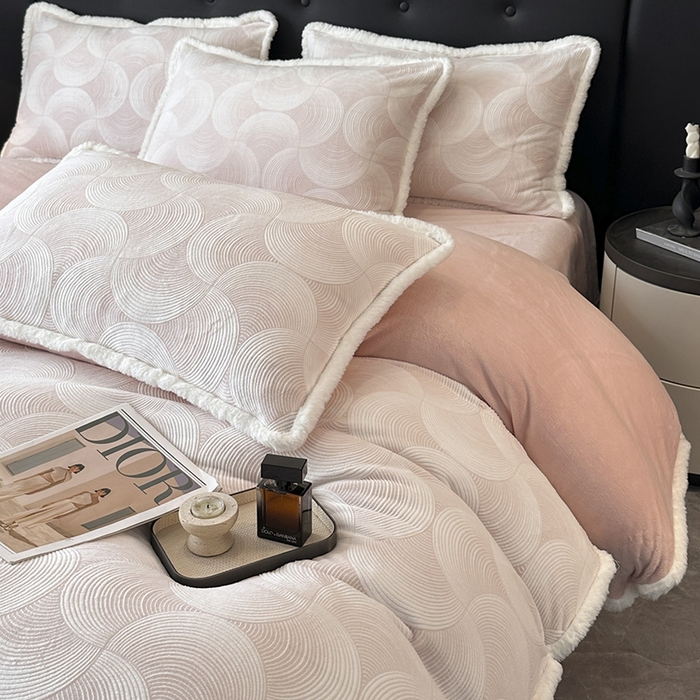 91家纺网 家纺一手货源 找家纺 金阳光家纺 2025新款A类雕花绒兔毛包边牛奶绒四件套 交响乐-粉色