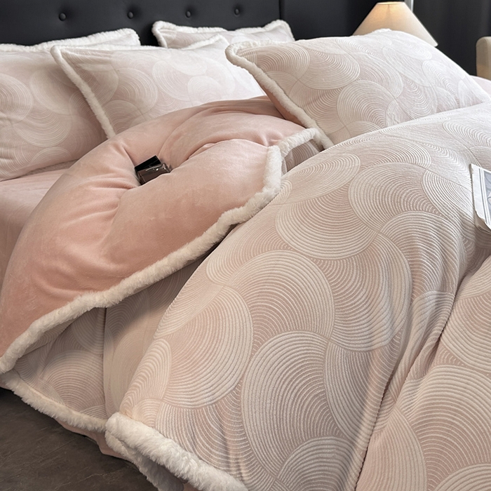 91家纺网 家纺一手货源 找家纺 金阳光家纺 2025新款A类雕花绒兔毛包边牛奶绒四件套 交响乐-粉色