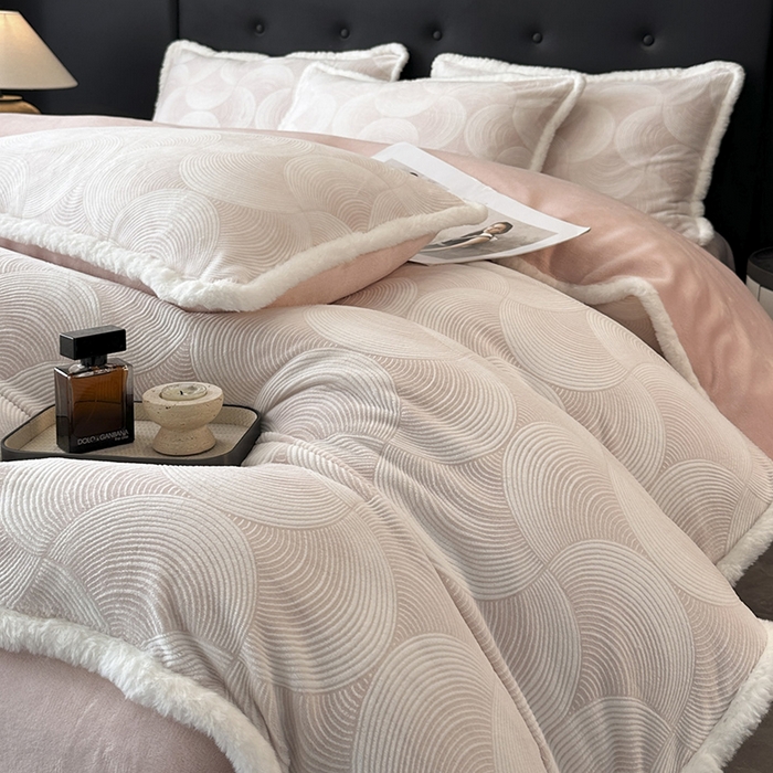 91家纺网 家纺一手货源 找家纺 金阳光家纺 2025新款A类雕花绒兔毛包边牛奶绒四件套 交响乐-粉色