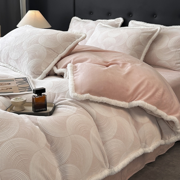 91家纺网 家纺一手货源 找家纺 金阳光家纺 2025新款A类雕花绒兔毛包边牛奶绒四件套 交响乐-粉色