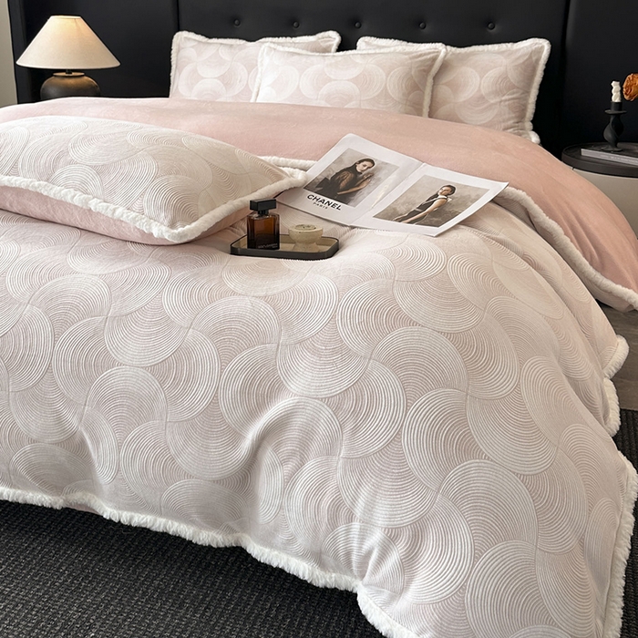 91家纺网 家纺一手货源 找家纺 金阳光家纺 2025新款A类雕花绒兔毛包边牛奶绒四件套 交响乐-粉色