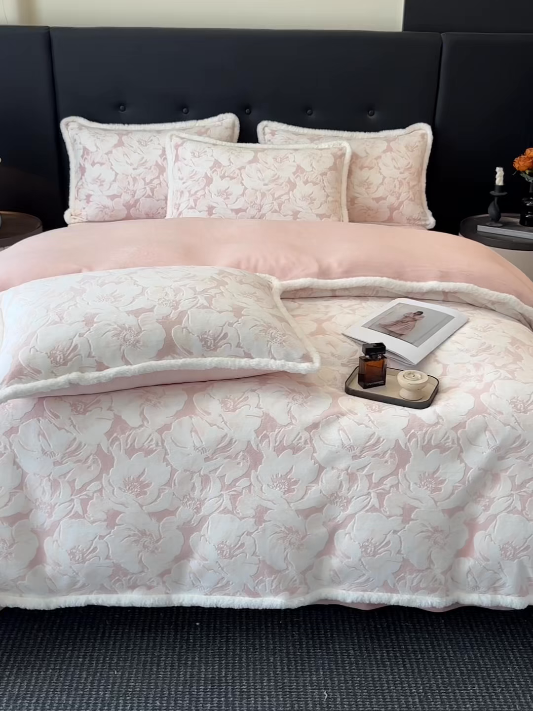 91家纺网 家纺一手货源 找家纺 金阳光家纺 2025新款A类雕花绒兔毛包边牛奶绒四件套 繁花倾心-粉色