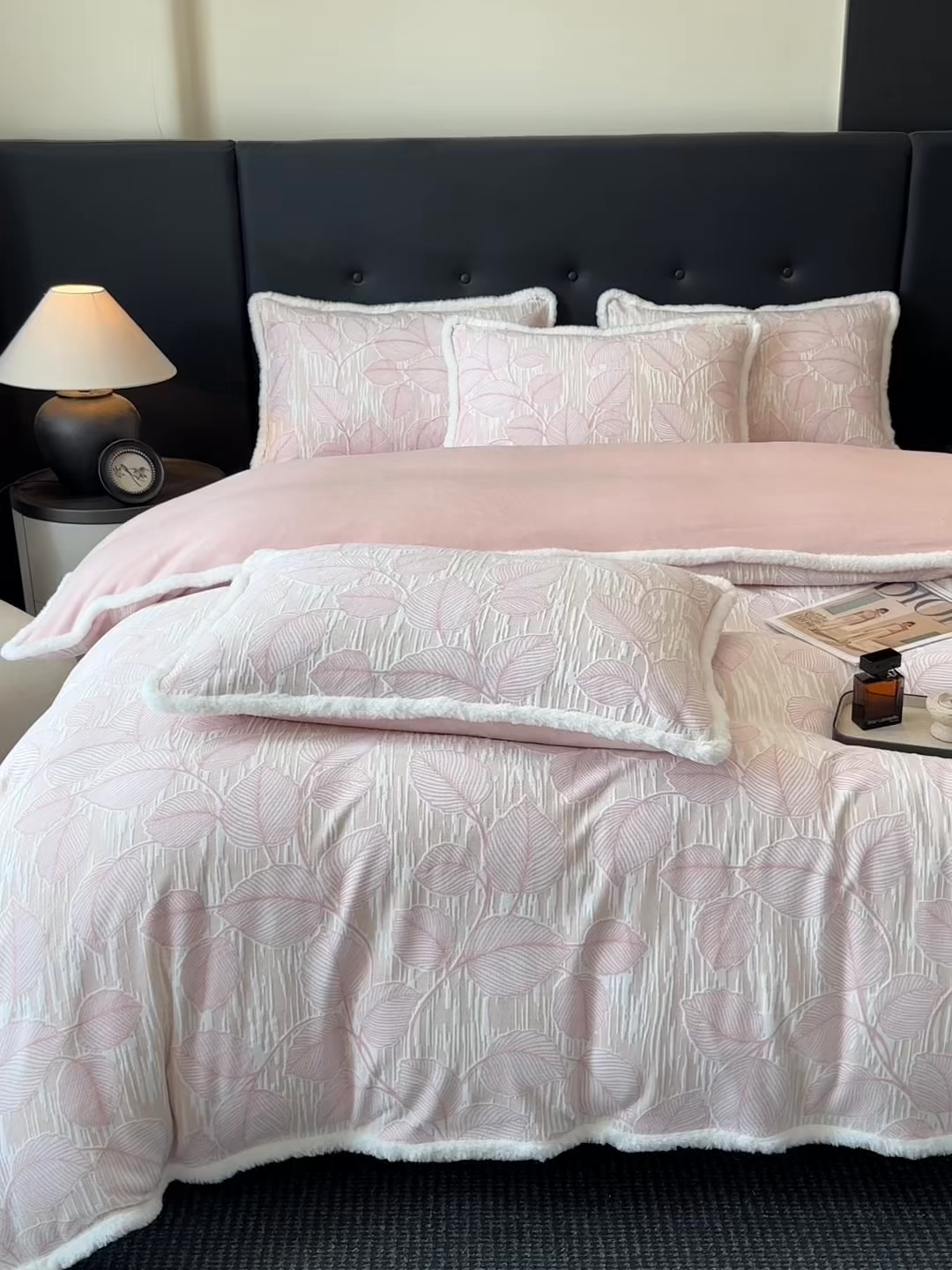 91家纺网 家纺一手货源 找家纺 金阳光家纺 2025新款A类雕花绒兔毛包边牛奶绒四件套 仲夏-粉色