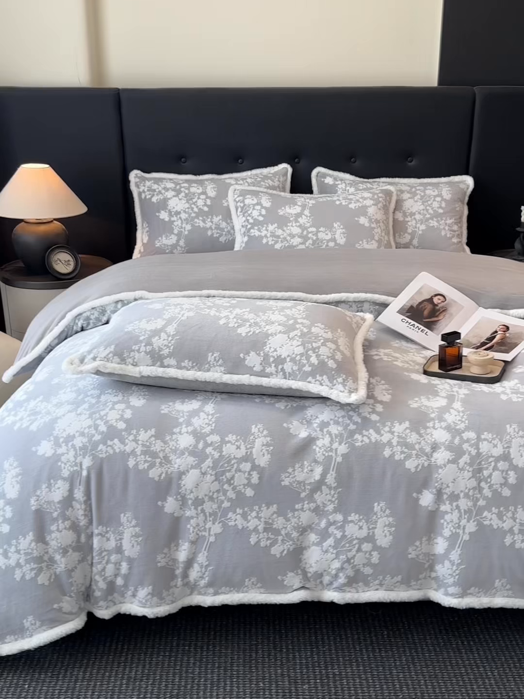 91家纺网 家纺一手货源 找家纺 金阳光家纺 2025新款A类雕花绒兔毛包边牛奶绒四件套 画意枝头-浅灰