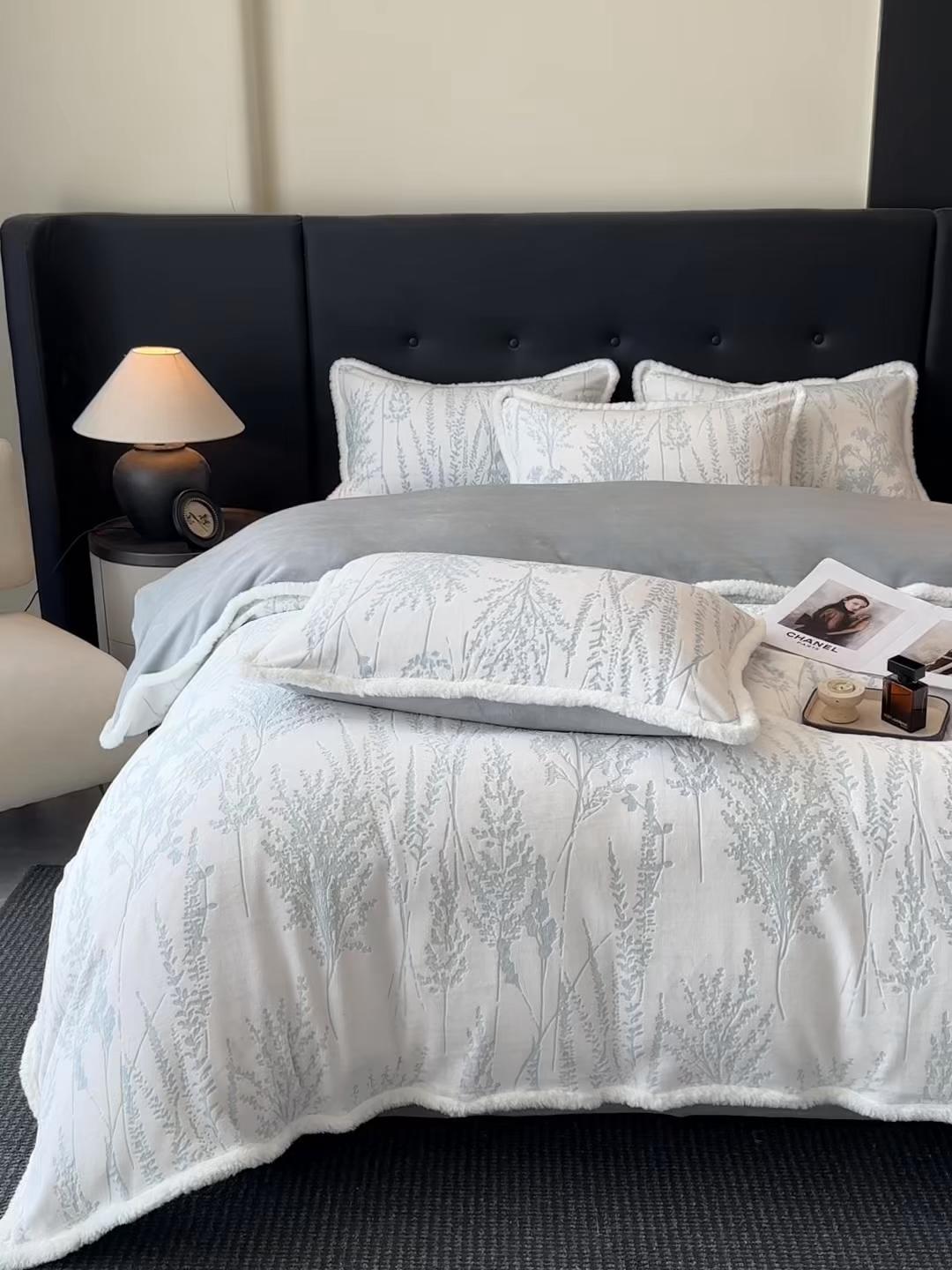 91家纺网 家纺一手货源 找家纺 金阳光家纺 2025新款A类雕花绒兔毛包边牛奶绒四件套 樱花草-蓝灰