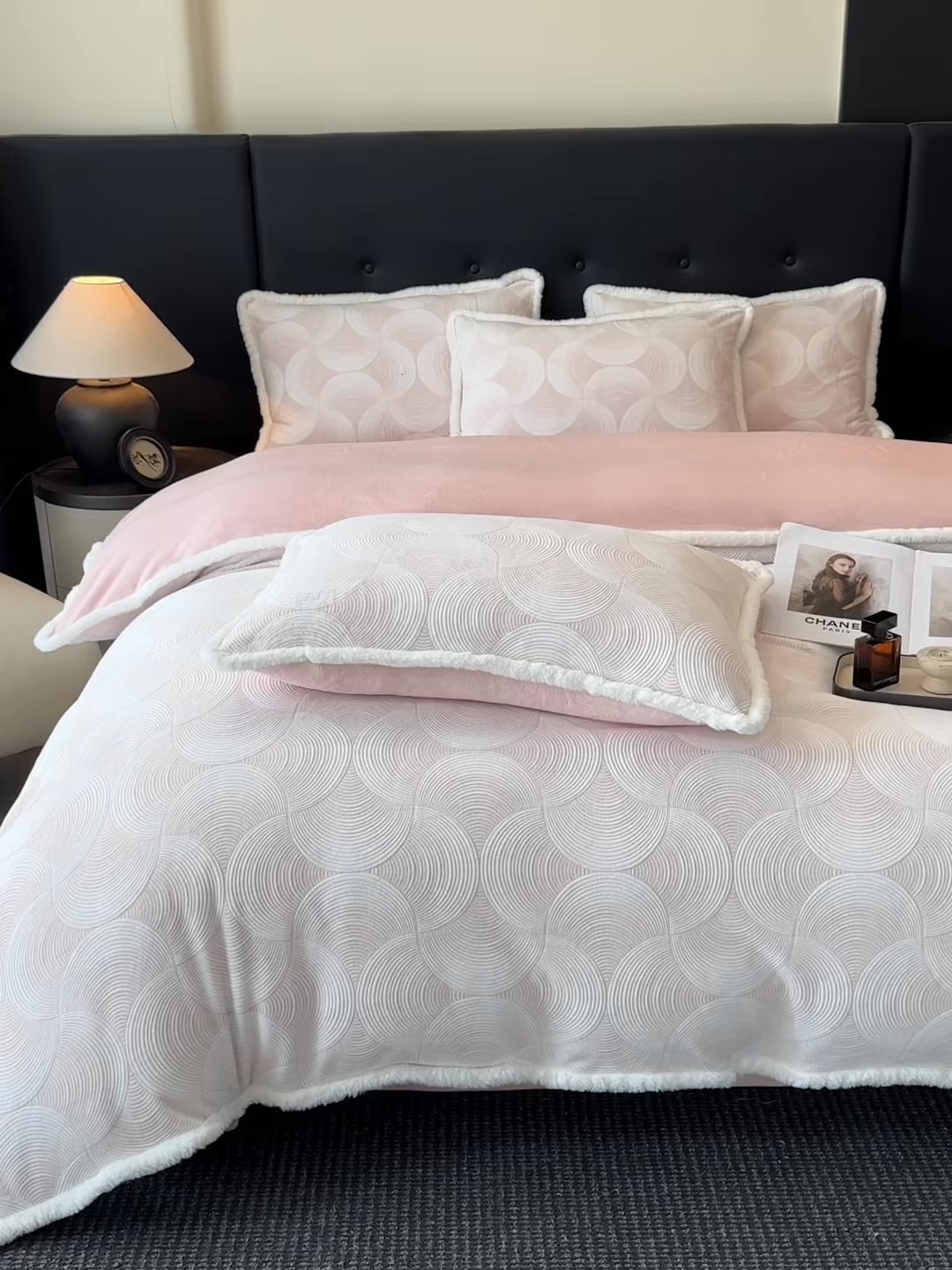 91家纺网 家纺一手货源 找家纺 金阳光家纺 2025新款A类雕花绒兔毛包边牛奶绒四件套 交响乐-粉色