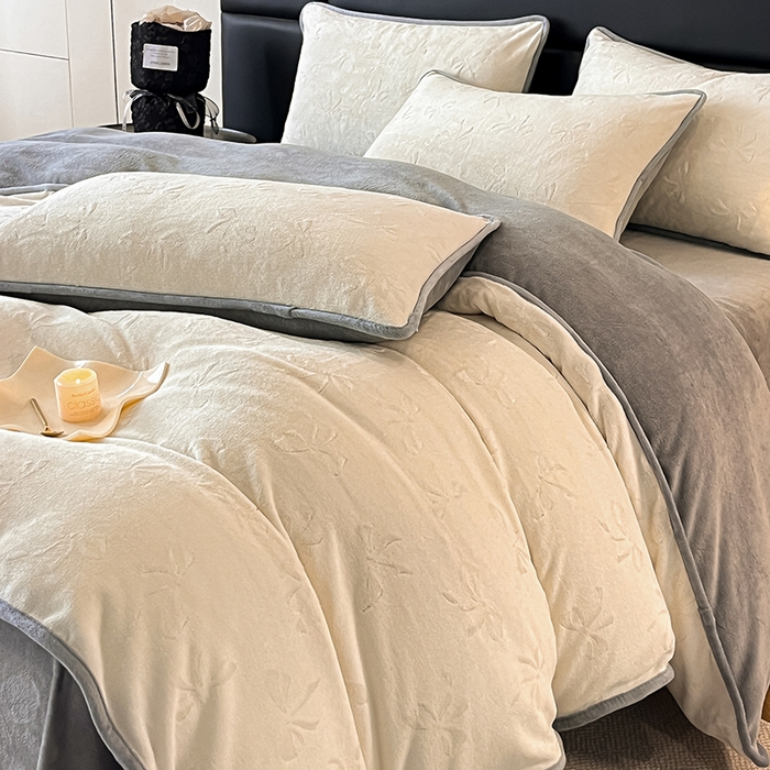 91家纺网 家纺一手货源 找家纺 金阳光家纺 2025新款A类立体雕花蝴蝶结包边款牛奶绒四件套-舞蝶系列 舞蝶-蝶白灰