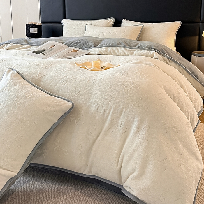 91家纺网 家纺一手货源 找家纺 金阳光家纺 2025新款A类立体雕花蝴蝶结包边款牛奶绒四件套-舞蝶系列 舞蝶-蝶白灰