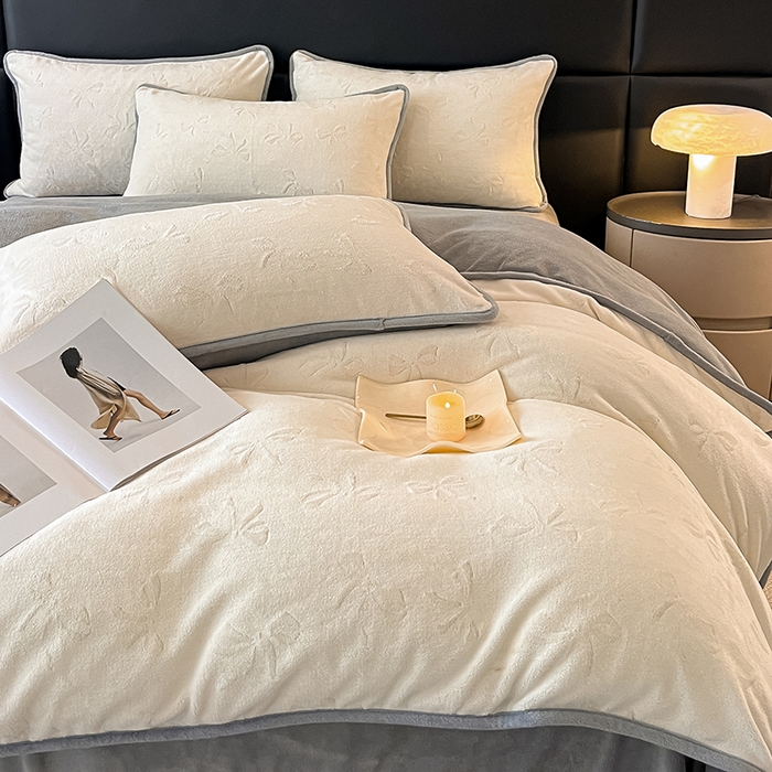 91家纺网 家纺一手货源 找家纺 金阳光家纺 2025新款A类立体雕花蝴蝶结包边款牛奶绒四件套-舞蝶系列 舞蝶-蝶白灰