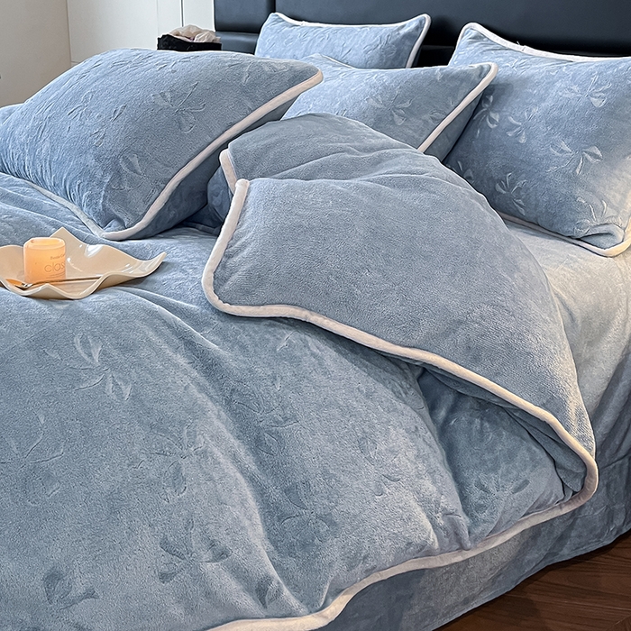 91家纺网 家纺一手货源 找家纺 金阳光家纺 2025新款A类立体雕花蝴蝶结包边款牛奶绒四件套-舞蝶系列 舞蝶-蝶蓝