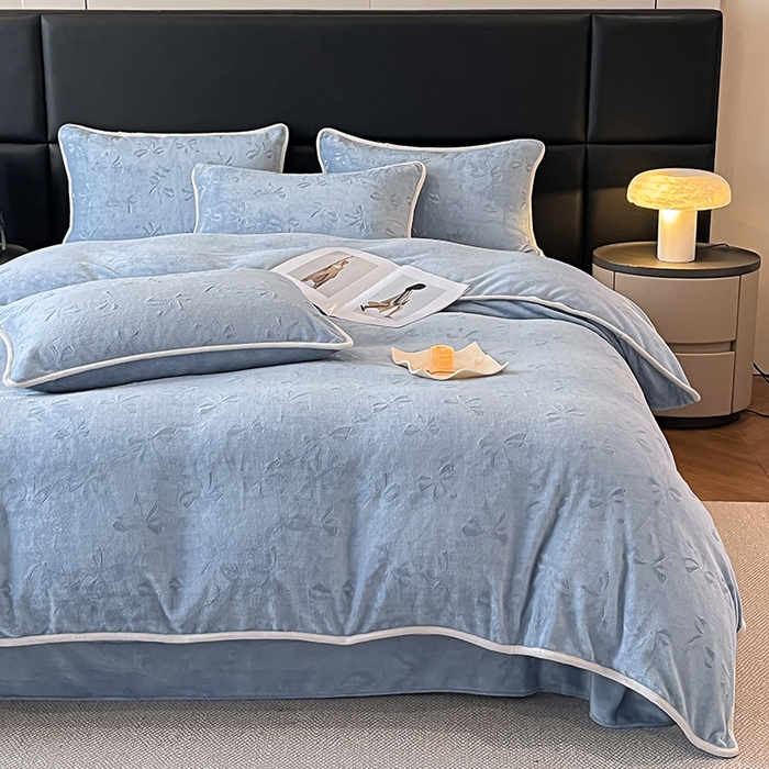 91家纺网 家纺一手货源 找家纺 金阳光家纺 2025新款A类立体雕花蝴蝶结包边款牛奶绒四件套-舞蝶系列 舞蝶-蝶蓝