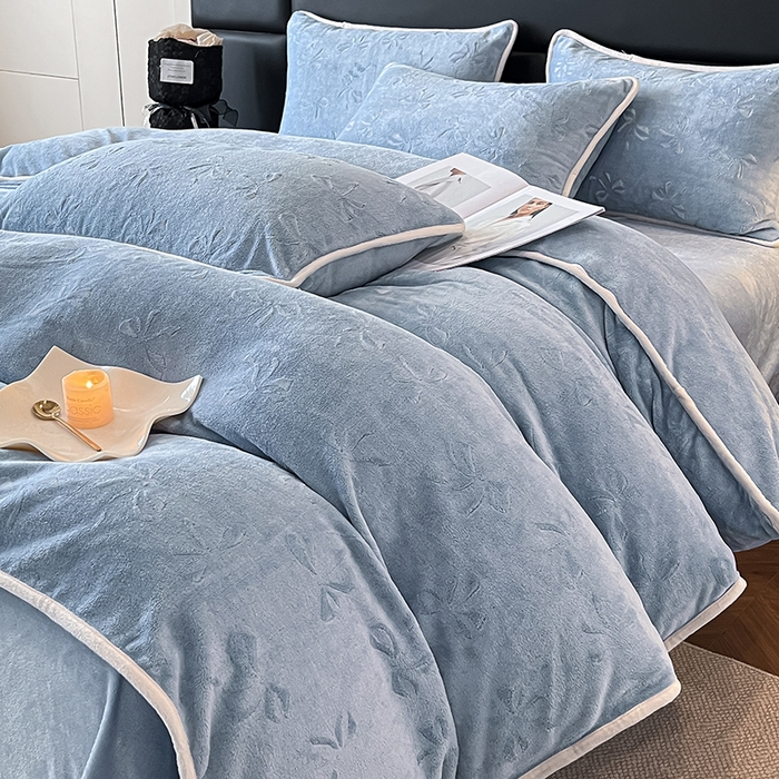 91家纺网 家纺一手货源 找家纺 金阳光家纺 2025新款A类立体雕花蝴蝶结包边款牛奶绒四件套-舞蝶系列 舞蝶-蝶蓝