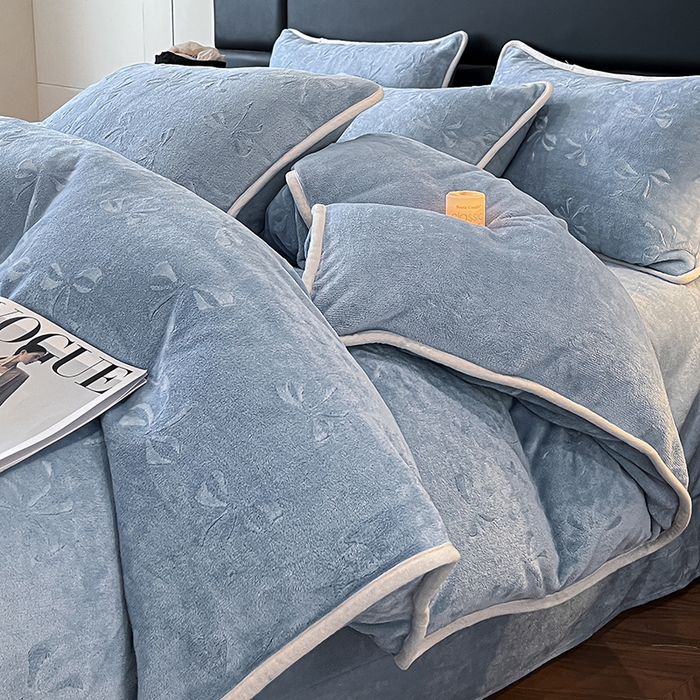 91家纺网 家纺一手货源 找家纺 金阳光家纺 2025新款A类立体雕花蝴蝶结包边款牛奶绒四件套-舞蝶系列 舞蝶-蝶蓝