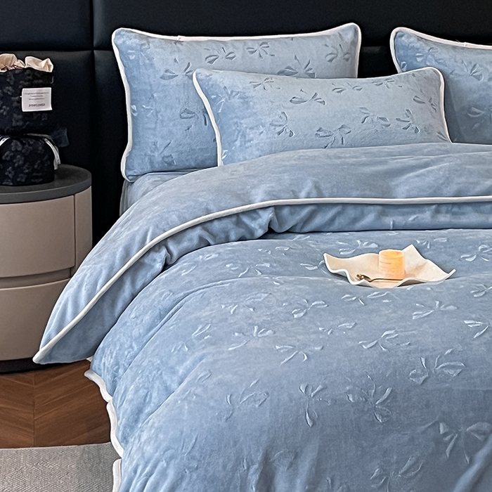91家纺网 家纺一手货源 找家纺 金阳光家纺 2025新款A类立体雕花蝴蝶结包边款牛奶绒四件套-舞蝶系列 舞蝶-蝶蓝
