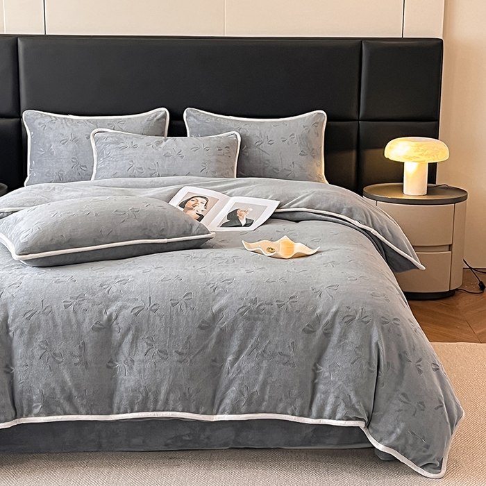 91家纺网 家纺一手货源 找家纺 金阳光家纺 2025新款A类立体雕花蝴蝶结包边款牛奶绒四件套-舞蝶系列 舞蝶-蝶灰